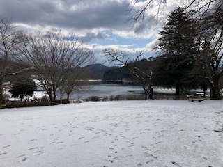 別府市　学習塾RainBow　塾長散歩　昨日の志高湖　は雪景色でした