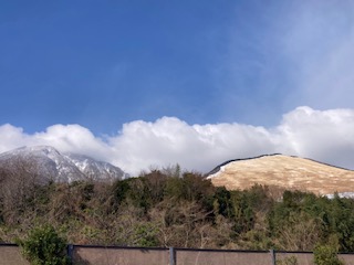 別府市　学習塾RainBow　塾長散歩　目指せ！7000km！　1064日目結果！　扇山　雪の鶴見岳を望む　【別府　塾　個別指導　高校入試　大学入試　春期講座　新規生募集中】