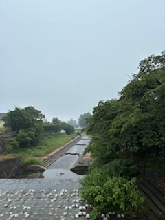 別府市　学習塾RainBow　塾長散歩　目指せ！7000km！　1149日目結果！　雨の中の境川　【別府　塾　個別指導　高校入試　大学入試　新規生募集中】